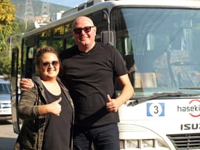 D sınıfı otobüs ehliyeti için bize müracaat eden bayan kursiyerimiz izmir en başarılı kursu Hasekioğlu Eğitim Kurumları ile tek seferde otobüs ehliyetini almaya hak kazandı. Koray hoca ve kursiyerimiz.
